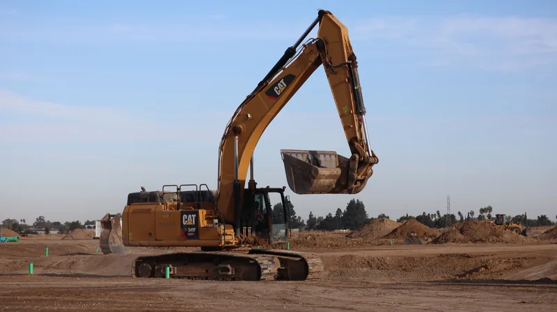 Excavadora preparando un terreno para construcción