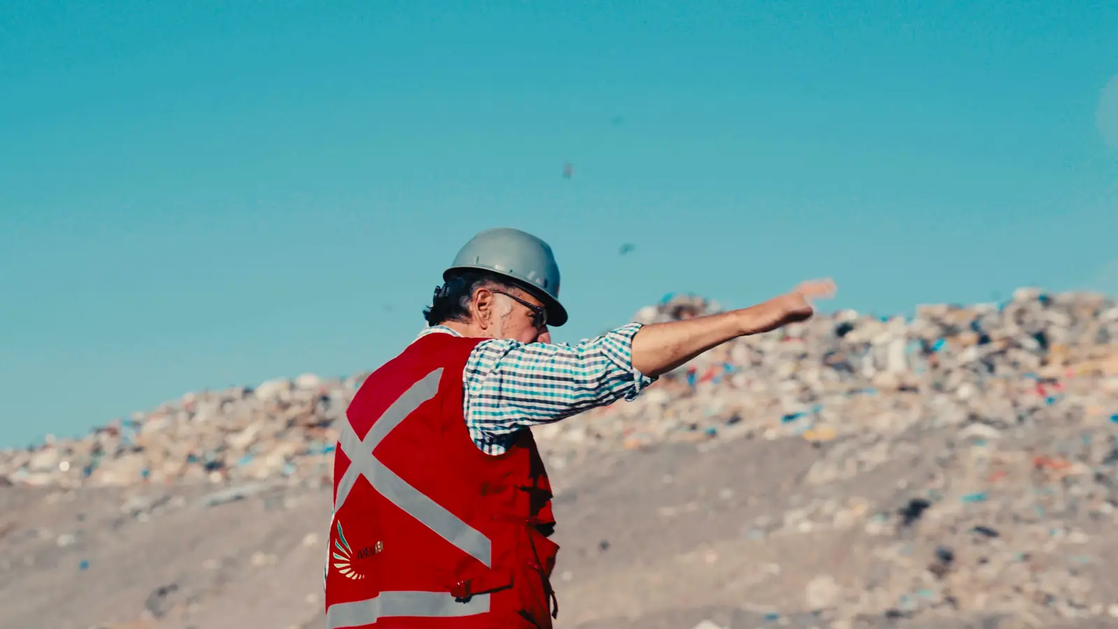 Trabajador coordinando en terreno; fotograma real del video de Arauken
