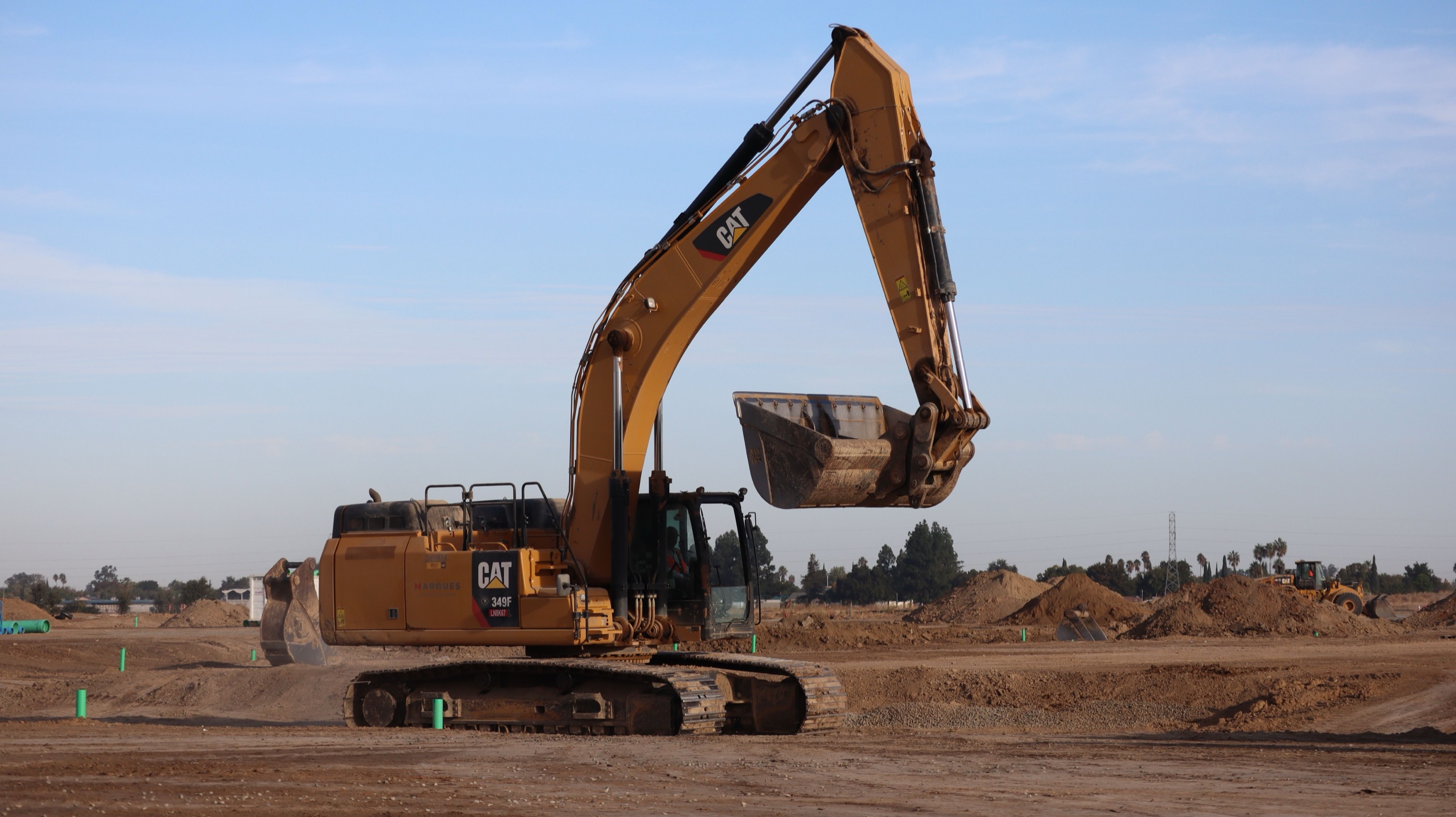 Excavadora preparando un terreno para construcción